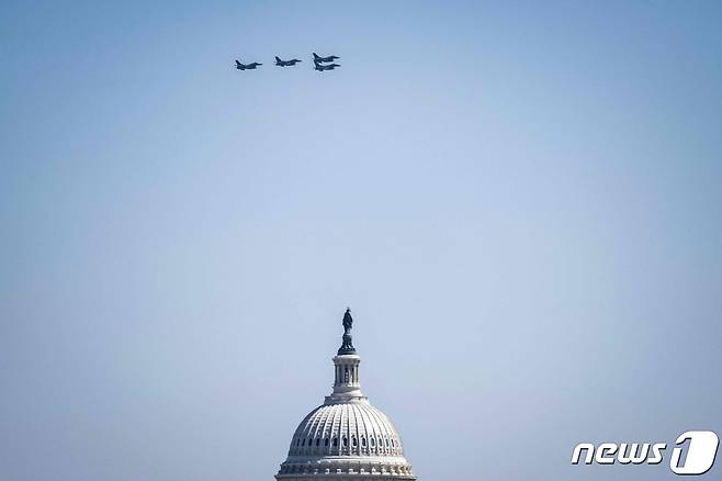 지난 3월 미국 공군의 F-16 전투기 4대가 수도 워싱턴 DC 상공을 편대 비행하는 모습이다. 2023.3.30. ⓒ AFP=뉴스1 ⓒ News1 김성식 기자
