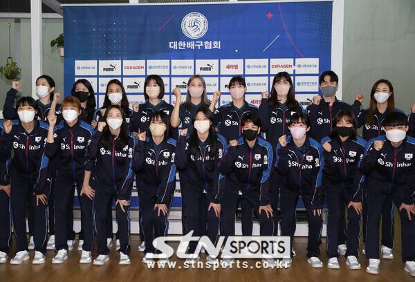 출국전 여자배구 대표팀. 사진┃뉴시스