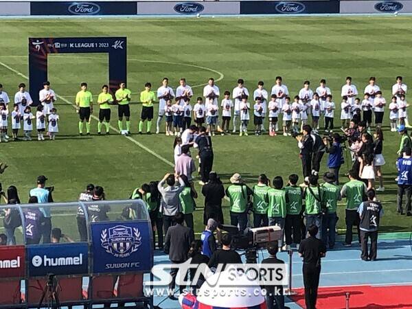 가족들과 함께 감사패를 전달받는 박주호. 사진┃이형주 기자(수원종합운동장)