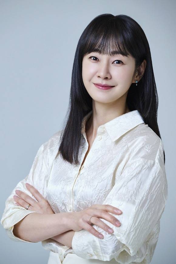 명세빈은 배우로서 '롱런' 비결에 대해 건강한 삶을 꼽았다. /코스모엔터테인먼트 제공