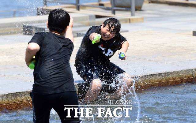 현충일인 6일 낮 기온이 29도까지 치솟는 등 무더운 여름 날씨를 보이겠다. /임영무 기자