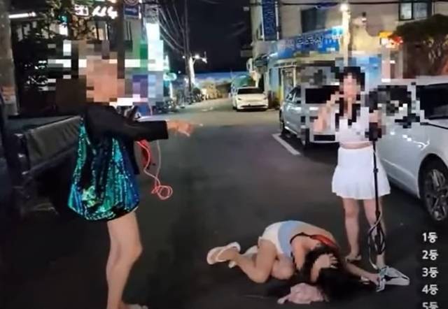 20대 유튜버 A씨는 5일 오전 0시 10분께 부천역 인근에서 평소 알고 지내던 30대 동료 유튜버 B씨에게 포크를 휘둘렀다. /유튜브 캡처