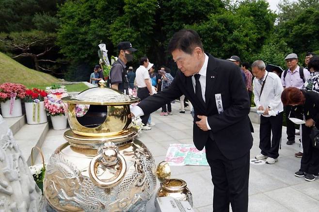 이필형 동대문구청장이 현충일인 6일 박정희 대통령의 묘역을 찾아 참배하고 있다.