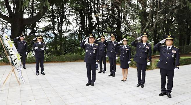 창원해경이 마산 산호공원 충혼탑에서 제68회 현충일 추모 행사를 진행하고 있다. [사진제공=경남 창원해양경찰서]