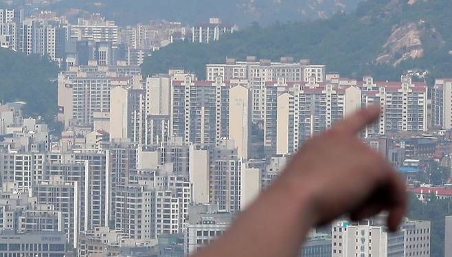 서울 중구 남산 전망대를 찾은 시민들이 도심 속 아파트 단지. (자료사진) 2023.6.4/뉴스1 ⓒ News1 김성진 기자