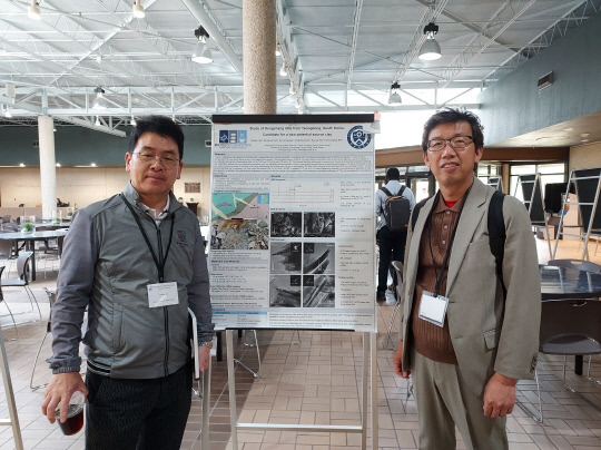 영동일라이트가 제60회 미국점토광물학회 참석 모습. 사진좌측 연세대학교 김진욱 교수와 사진우측 성세제 영동군경제과장.. 사진=영동군 제공