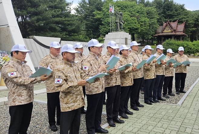 대한민국 군가 합창단이 현충일인 6월 6일 경기 포천시 6·25전쟁 태국군 참전비에서 군가합창 추모식을 진행하고 있다. 사진=대한민국 군가 합창단 제공