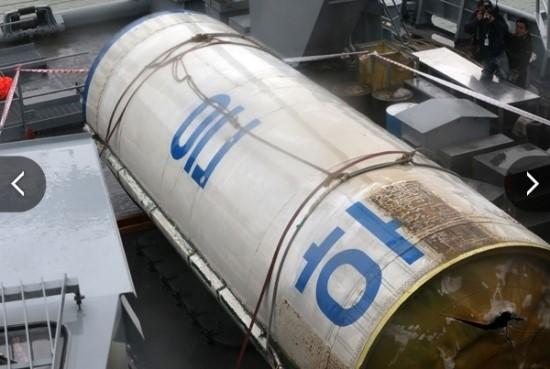 2012년 12월 14일, 군 당국이 서해에서 인양한 북한 로켓 은하 3호 1단 추진체 일부 모습. 연합뉴스