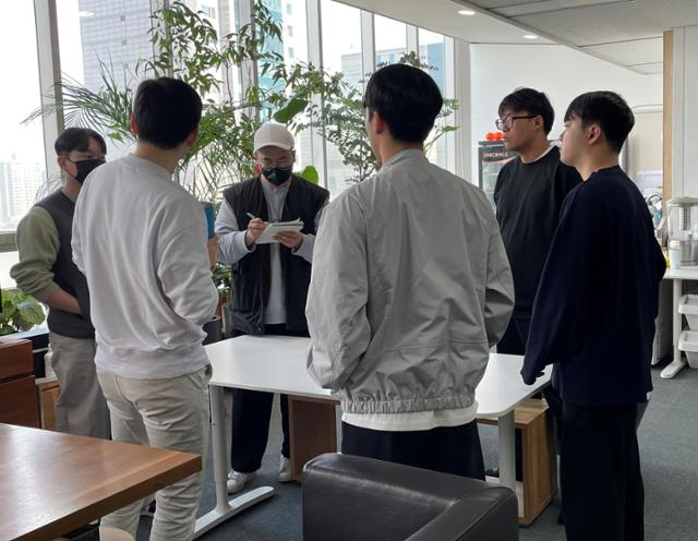 혜움랩스 직원들이 서울 대치동 사무실에 모여 스탠드업 미팅을 하고 있다. 이가흔 인턴기자