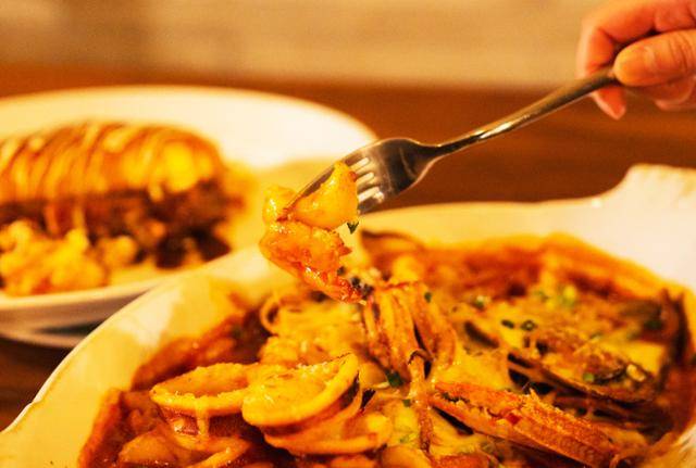 인천 송도에 위치한 '맥스텔라'의 해산물 떡볶이 그라탱. 한국관광공사 제공