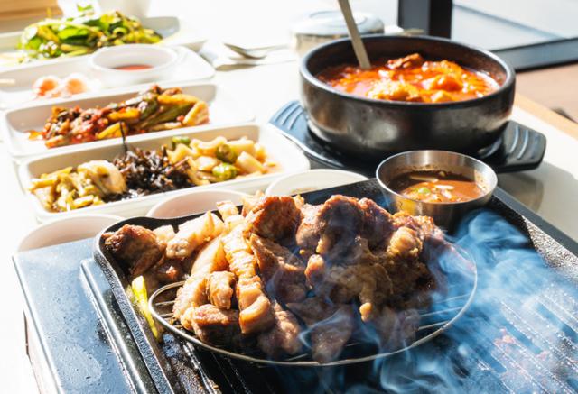 제주 한림해안로에 위치한 '해저' 식당의 흑돼지 요리. 한국관광공사 제공