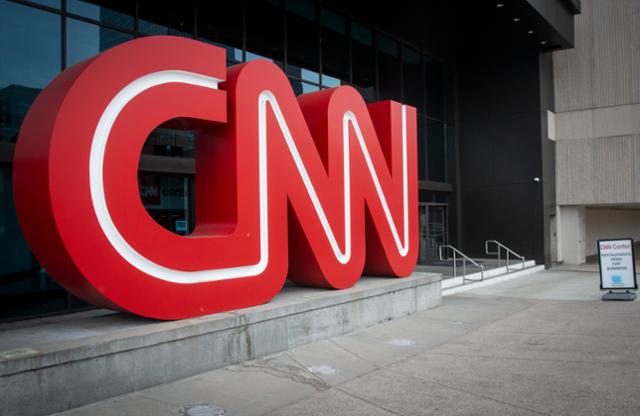 2022년 2월 미국 애틀랜타 CNN센터 입구에 CNN 로고가 설치돼 있다. 애틀랜타=AP 연합뉴스