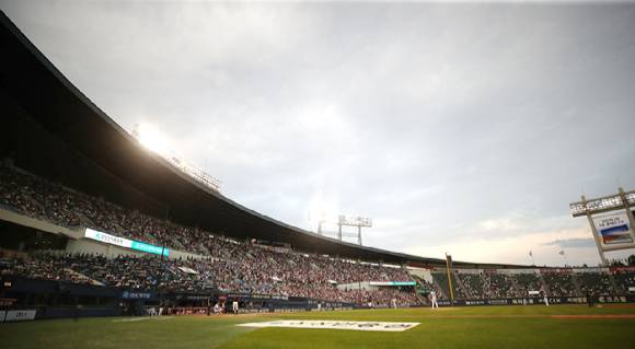 지난달 30일 서울 송파구 잠실야구장에서 열린 2023 프로야구 LG 트윈스 대 롯데 자이언츠의 경기에서 관중들이 응원전을 펼치고 있다. [사진=뉴시스]