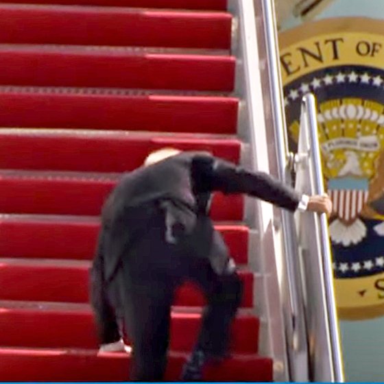 조 바이든 미국 대통령이 2021년 3월 19일(현지시간) 전용기인 에어포스원에 탑승하기 위해 계단을 올라가다 넘어지며 비틀거리는 모습. 사진 유튜브 화면 캡처