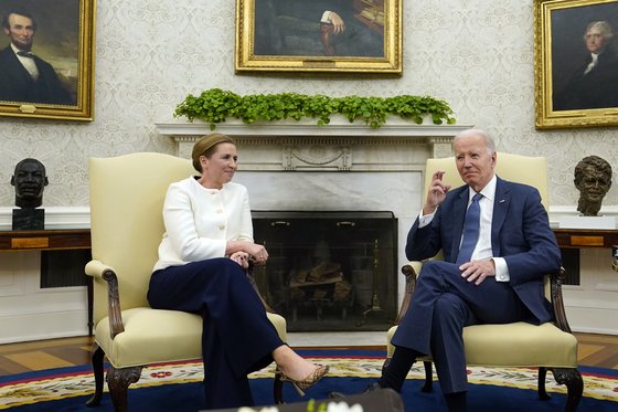 우크라이나가 러시아에 대한 대반격에 나선 것으로 알려진 가운데 조 바이든 미국 대통령이 5일(현지시간) 우크라이나군에 행운을 비는 손 모양의 제스처를 취했다. AP=연합뉴스