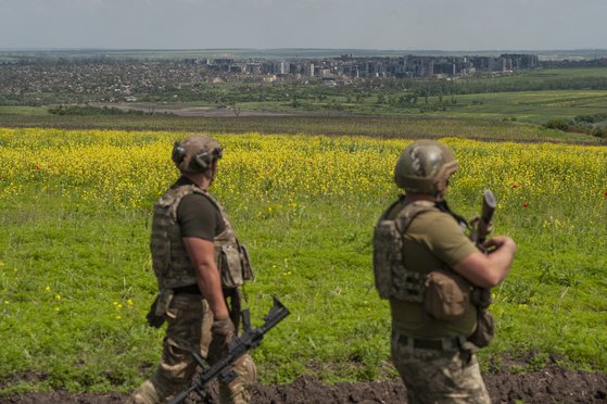 지난 5일 우크라이나 동부 바흐무트 인근에서 우크라이나 군인들이 이동하고 있다. AP=연합뉴스