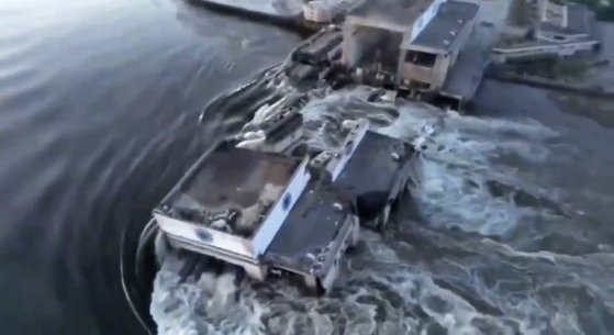 우크라이나 대통령실이 6일(현지시간) 공개한 우크라이나 헤르손주 노바 카호우카댐의 모습. 파괴된 댐 위로 상당한 양의 물이 흐르는 모습이 보인다. AP= 연합뉴스