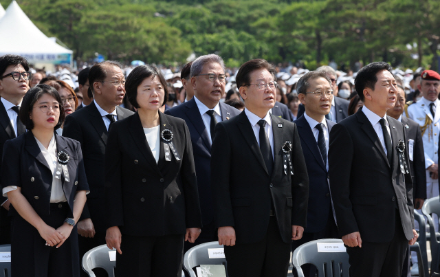 ▲ 국민의힘 김기현 대표(오른쪽부터), 더불어민주당 이재명 대표, 정의당 이정미 대표, 기본소득당 용혜인 의원이 6일 서울 동작구 국립서울현충원에서 열린 제68회 현충일 추념식에서 애국가를 부르고 있다. 연합뉴스