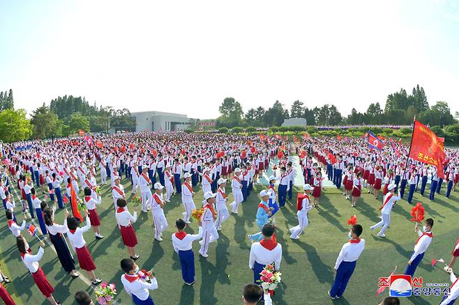 북한 조선중앙통신은 6일 전국소년단원들의 충성의 편지 증정모임이 5일 만경대혁명학원에서 진행됐다고 보도했다.