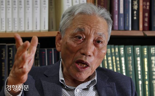 박석무 다산연구소 이사장이 지난달 31일 경기 수원시 효원로 다산연구소에서 경향신문과 인터뷰하고 있다. 박 이사장은 공직자뿐 아니라 일반 시민에게도 다산의 ‘공정과 청렴’ 정신이 중요하다고 말했다. 서성일 선임기자 centing@kyunghyang.com