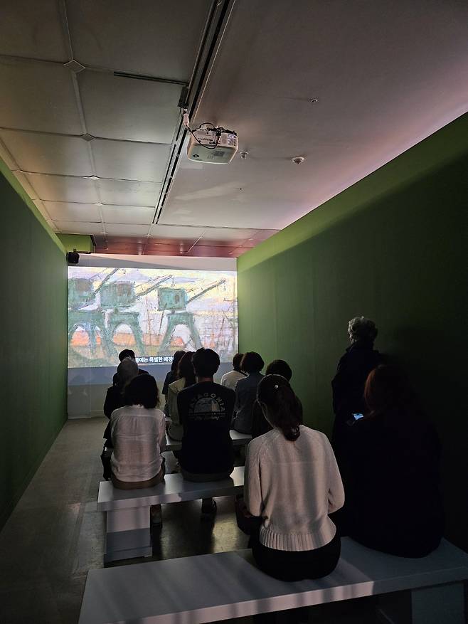 Visitors watch the documentary “Raoul Dufy, la lumiere entre les lignes" at Hangaram Art Museum in Seoul, May 28. (Park Yuna/The Korea Herald)