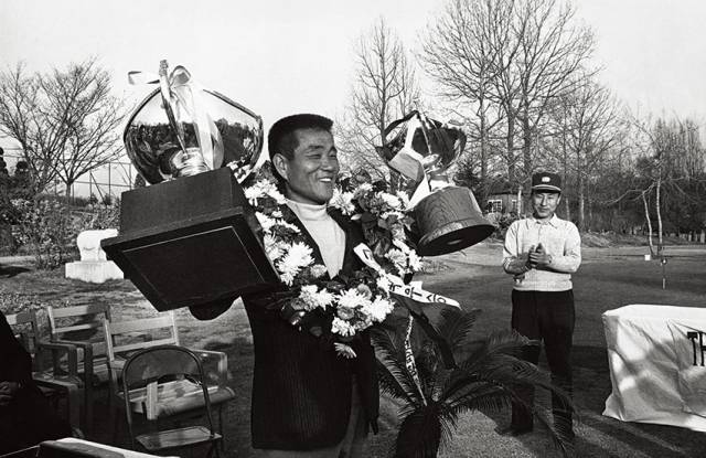 대회 최다승과 최다 연승, 최다 출전 기록 보유자인 한장상 현 KPGA고문이 1962년 대회 우승 당시 트로피를 들고 기뻐하고 있다.  KPGA