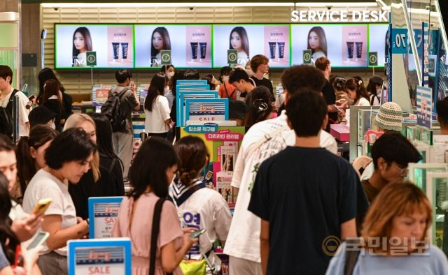 6일 서울 중구 명동의 상점들이 쇼핑객들로 붐비고 있다.