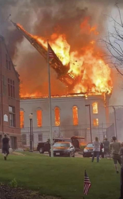 벼락을 맞아 불이 난 스펜서제일회중교회 첨탑이 무너지고 있다. 스펜서소방서 페이스북 캡처