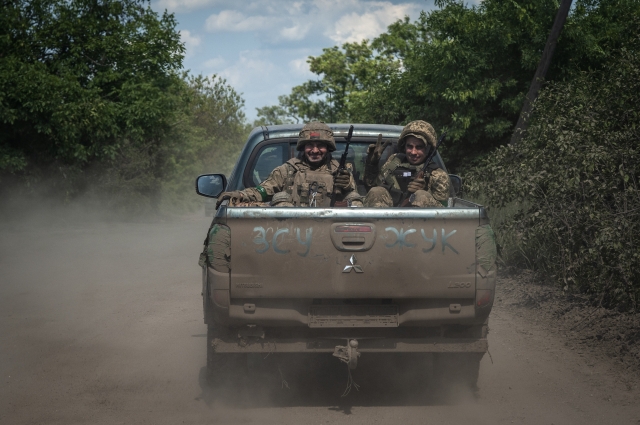 우크라이나 군인들이 5일(현지시간) 바흐무트 인근 최전선에서 러시아군과 전투를 벌인 뒤 군용차량에 탑승하고 있다. AP연합뉴스