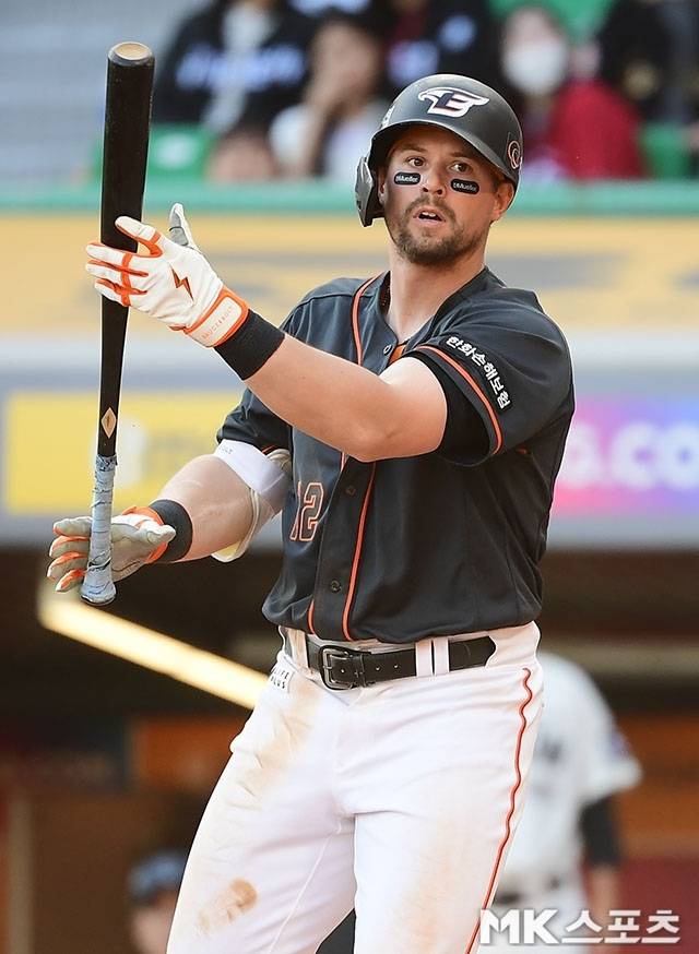 극심한 타격 부진으로 퇴출된 한화 외국인 타자 오그레디를 대체할 새 외국인 타자 소식이 여전히 들리지 않는다. 사진=김영구 기자