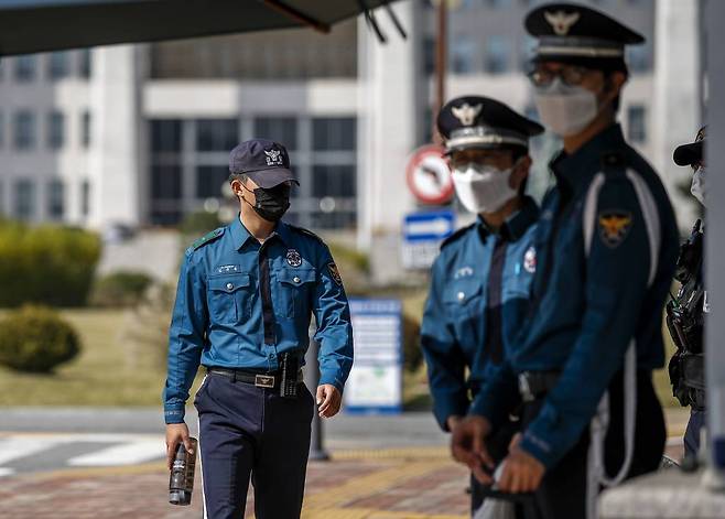 [서울=뉴시스] 정병혁 기자 = 경찰의 날인 21일 오후 서울 여의도 국회의사당에서 의무경찰들이 근무를 하고 있다. 의무경찰 제도가 내년 5월 폐지됨에 따라 이번 경찰의 날은 의경과 함께 맞는 마지막 경찰의 날로 기록된다. 의무경찰은 1982년 12월 신설돼 40번의 경찰의 날을 보내고 역사 속으로 사라진다. 2022.10.21.