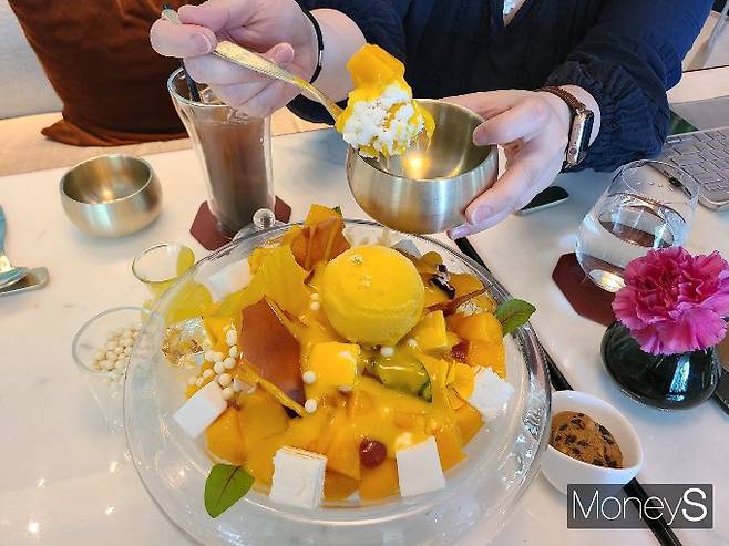 '스몰 럭셔리' 트렌드의 유행으로 Z세대의 호텔 방문율이 상승하자 특급호텔에서 판매하는 빙수의 가격이 가파른 오름세를 보였다. 사진은 포시즌스 호텔에서 판매하는 '제주 애플망고 빙수'. /사진=서진주 기자