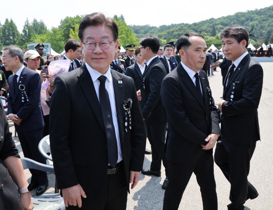 이재명 더불어민주당 대표(왼쪽)가 6일 서울 동작구 국립서울현충원에서 열린 제68회 현충일 추념식장에서 최원일 전 천안함장(가운데)으로부터 항의를 받은 뒤 돌아서고 있다. 연합뉴스