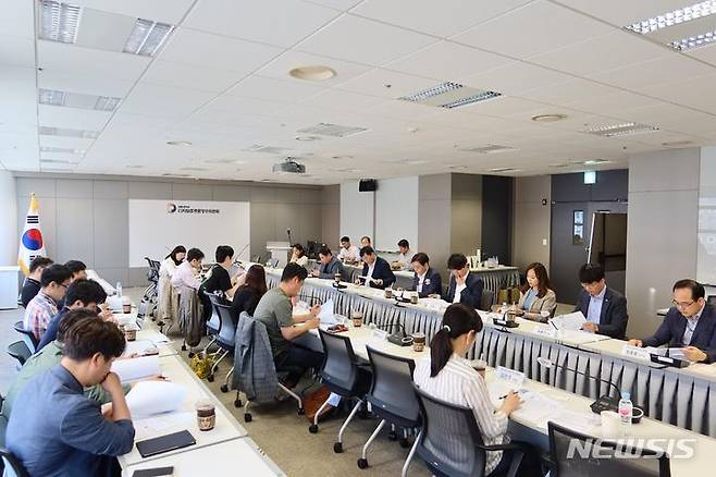 [서울=뉴시스]디지털플랫폼정부위원회는 지난 5일 국내 초거대 AI 기업, 행정안전부, 과학기술정보통신부, 한국지능정보사회진흥원 등과 함께 '초거대 공공 AI TF' 1차 회의를 개최했다. (사진=디지털플랫폼정부위원회 제공)