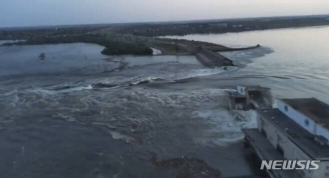 [AP/뉴시스] 우크라 대통령실 제공 비디오 사진으로 6일 카코우카 댐 일부가 무너져 물이 거세게 흘러넘치고 있다