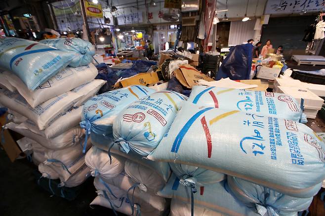 5일 광주 서구 양동시장 상점에 도소매하는 천일염이 쌓여 있다. 광주=연합뉴스