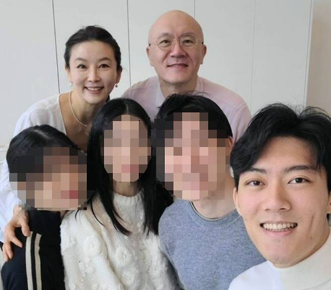 전두환 전 대통령의 손자 전우원씨(앞줄 오른쪽)가 계모인 배우 박상아(뒷줄 왼쪽), 아버지인 전재용씨(〃 오른쪽) 등 가족들과 함께 찍은 사진. 전우원씨 인스타그램 갈무리