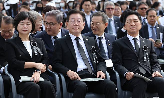 국민의힘 김기현 대표(오른쪽부터), 더불어민주당 이재명 대표, 정의당 이정미 대표가 6일 서울 동작구 국립서울현충원에서 열린 제68회 현충일 추념식에 참석하고 있다. 연합뉴스