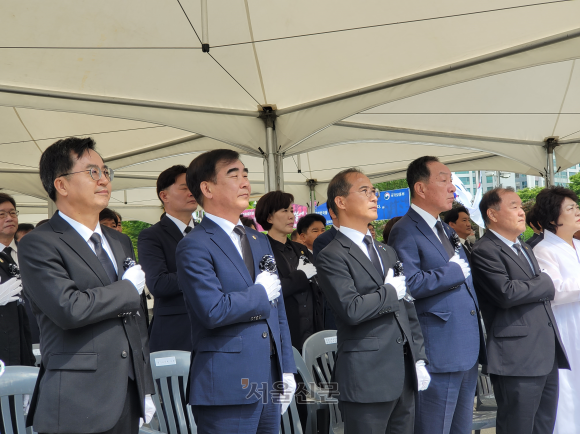 김동연 경기도지사(왼쪽 첫번째)와 염종현 경기도의회 의장(왼쪽 두번째) 등 관계자들이 6일 수원 인계동 현충탑 앞에서 열린 제68회 현충일 추념식에 참석해 국기에 대한 맹세를 하고 있다. 명종원 기자