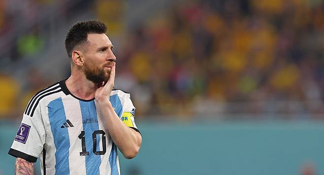 아르헨티나는 오는 15일 중국 베이징 공인 체육관에서 호주와 경기를 치른다. 사진은 지난해 열린 2022 카타르 월드컵 16강전에서 호주와 경기를 하는 리오넬 메시. 연합뉴스
