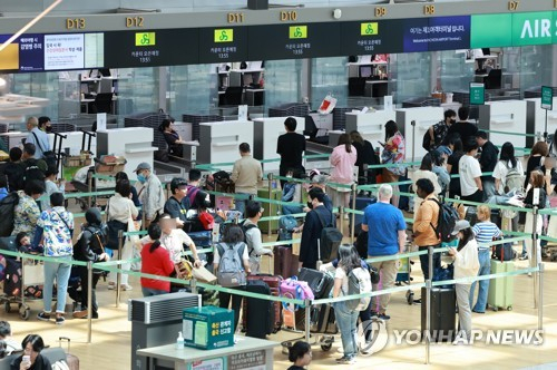 현충일 징검다리 연휴를 앞둔 2일 오후 인천국제공항 제1여객터미널에서 이용객들이 출국 수속을 하고 있다. 연합뉴스