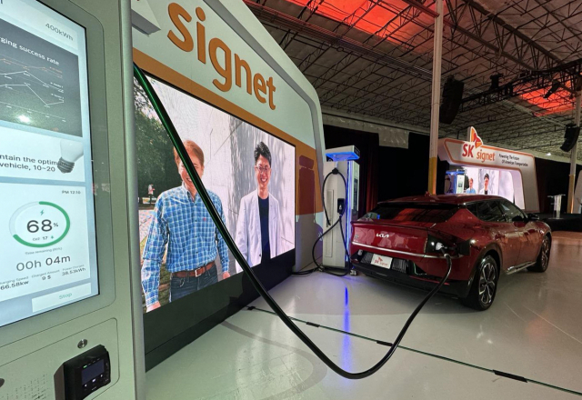 5일(현지시간) 미국 텍사스주 플레이노시 SK시그넷 전기차 충전기 생산 공장(SSMT)에서 기아 EV6가 초급속 충전기 V2 제품으로 충전되고 있다. 연합뉴스