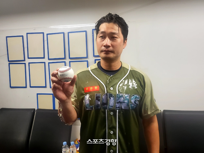 삼성 오승환이 6일 대구 NC전에서 500세이브 기록 달성 후 공을 들어보이고 있다.