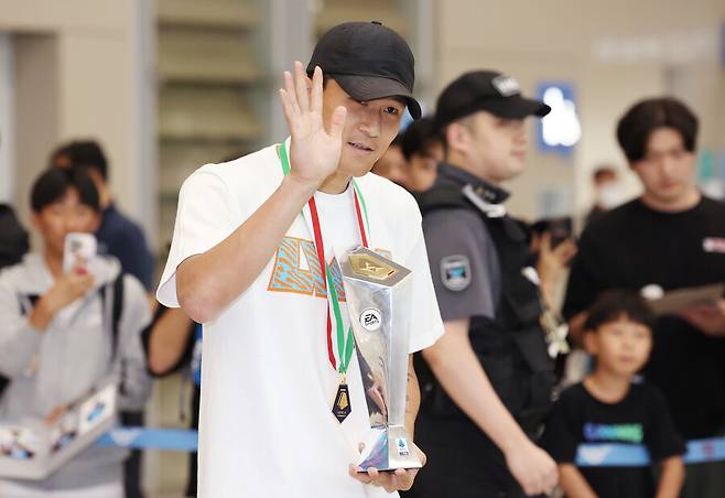 ▲ 이탈리아 세리에A 최우수 수비수 상을 거머쥔 김민재가 6일 영종도 인천국제공항을 통해 귀국했다 ⓒ 연합뉴스