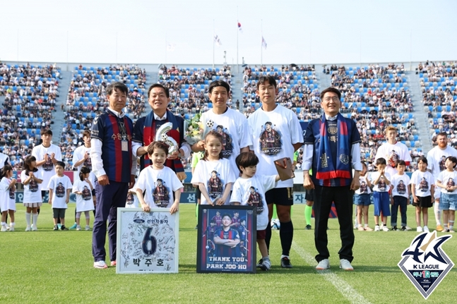경기 전 기념촬영하는 박주호(가운데)의 모습. /사진=한국프로축구연맹