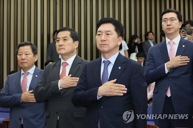 국기에 경례하는 김기현 (서울=연합뉴스) 이정훈 기자 = 국민의힘 김기현 대표가 5일 오후 국회에서 열린 긴급 의원총회에서 국기에 경례하고 있다. 2023.6.5 uwg806@yna.co.kr