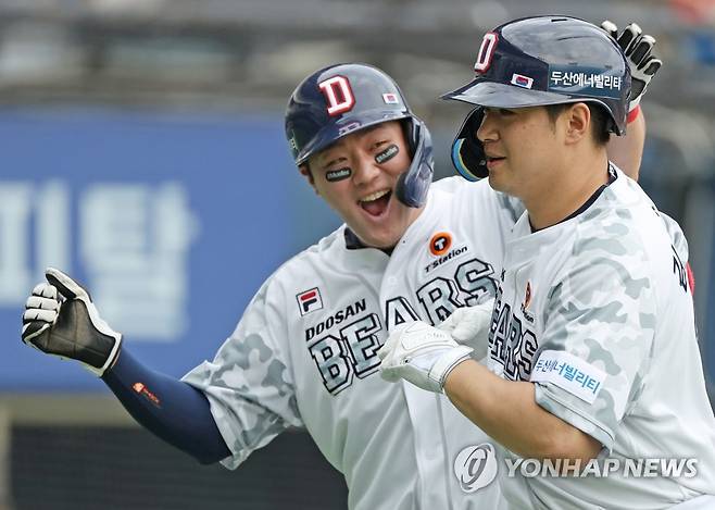 홈런에 기뻐하는 양석환과 김재환 (서울=연합뉴스) 김성민 기자 = 6일 오후 서울 잠실야구장에서 열린 2023 프로야구 한화 이글스와 두산 베어스의 경기. 2회말 1사 1루 두산 김재환이 2점 홈런을 치고 홈으로 들어오며 1루 주자 양석환과 기뻐하고 있다. 2023.6.6 ksm7976@yna.co.kr