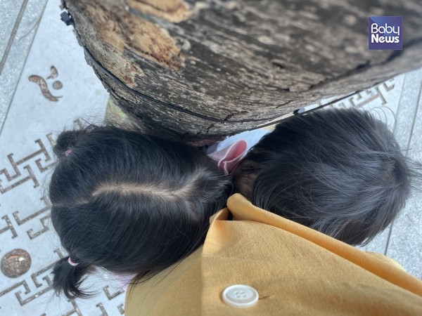 이렇게 숨어 있으면 친구들한테 자기 모습이 안 보인다고 생각하는, 아직 네 살. ⓒ최가을