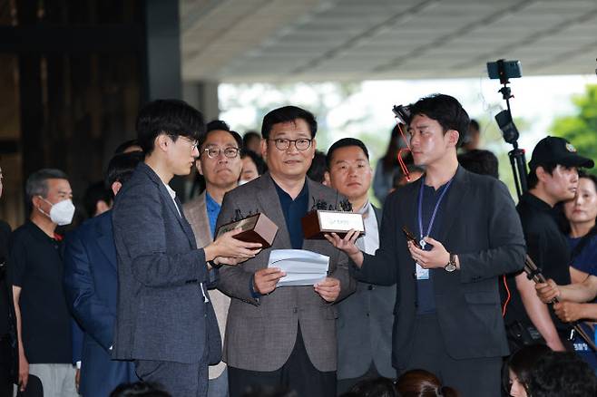 송영길 전 민주당 대표가 7일 서초구 서울중앙지방검찰청에 자진 출석해 입장을 밝히고 있다. (사진=연합뉴스)