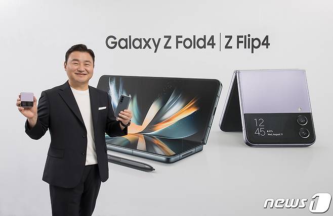 노태문 삼성전자 MX사업부장 사장이 차세대 폴더블 스마트폰 '갤럭시 Z 플립4(Galaxy Z Flip4)'와 '갤럭시 Z 폴드4(Galaxy Z Fold4)'를 소개하고 있다.(삼성전자 제공) 2022.8.10/뉴스1 ⓒ News1 민경석 기자